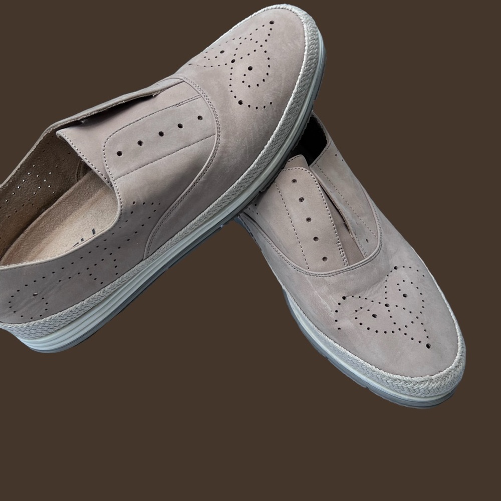 Comfort Sneaker VANELI SPORT Woman’s Suede. Bone color suede leather.  Size 9.5M